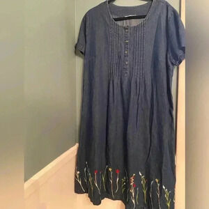 Vintage women’s denim dress with flower embroidery- size XL- great condition